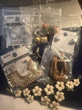 Ardene bundle 1 White Floral Statement Necklace with Mixed Fashion Earrings